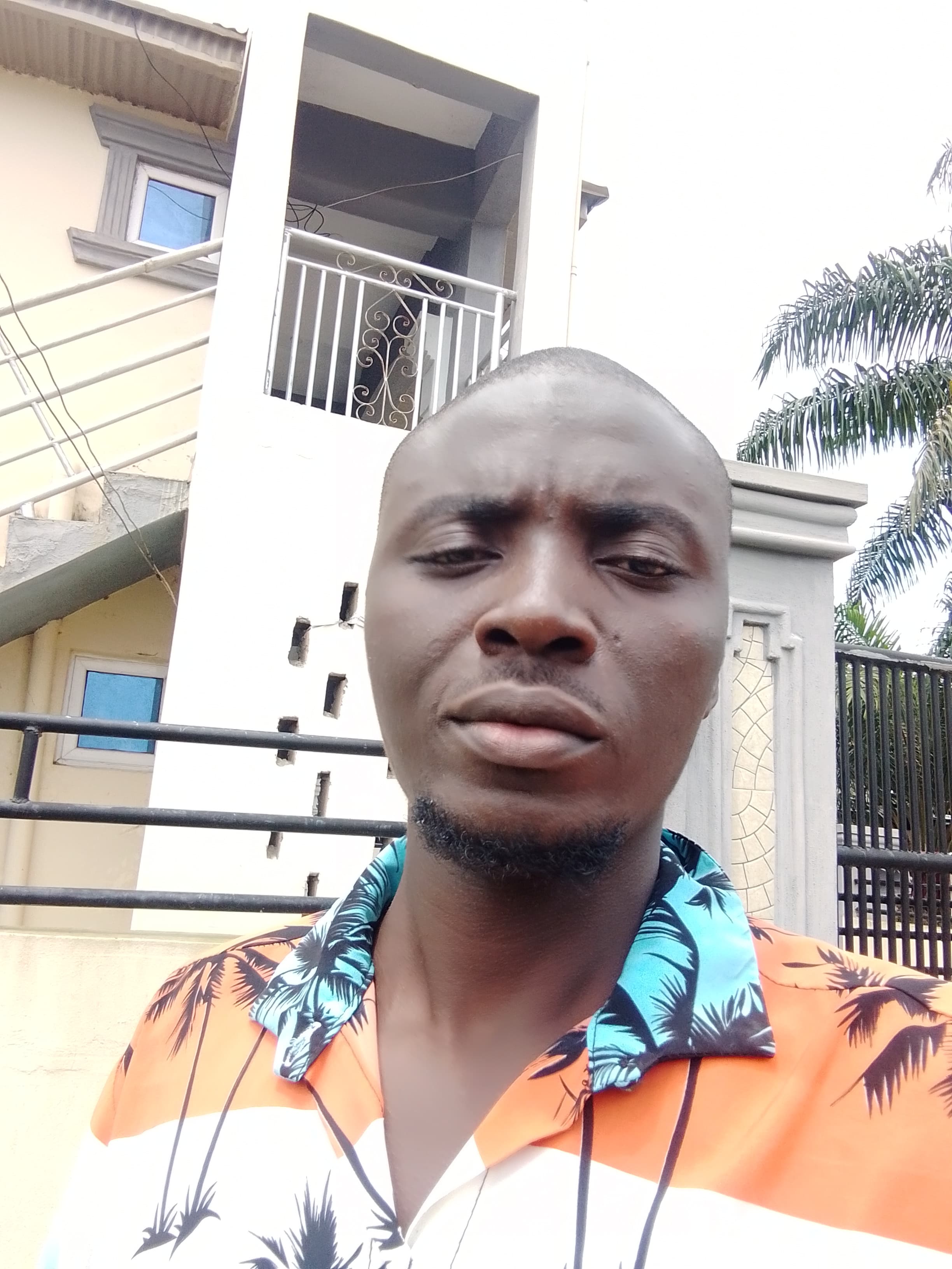 I do not laugh and many people are asking why.
please how do you do that while posing or taking selfies?
